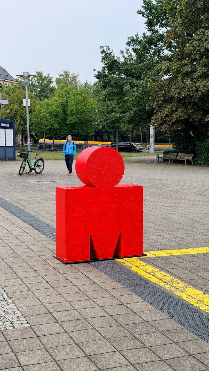 Die rote IRONMAN-Skulptur am Check-in in Leipzig