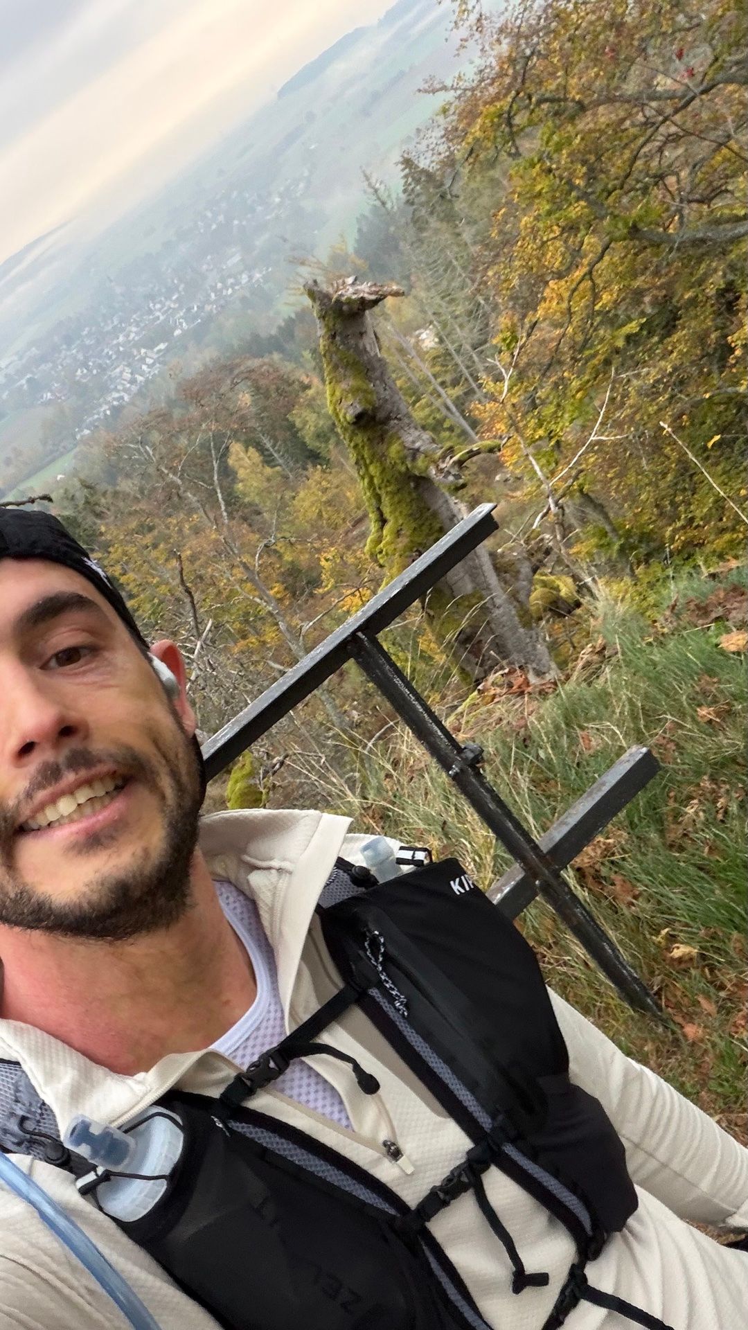 Selfie von Nick Alexej Wriedt am Geländer des Aussichtspunkts